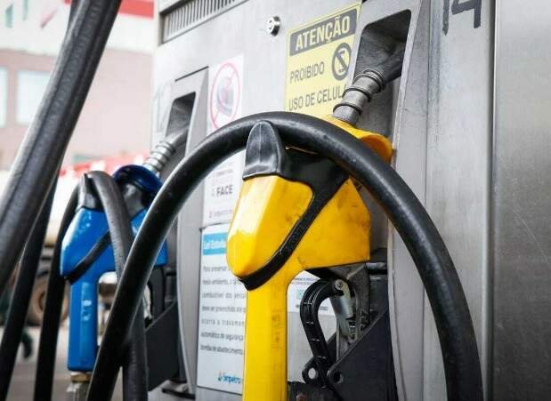 Governo adia retirada de subsídio da gasolina devido à alta do petróleo