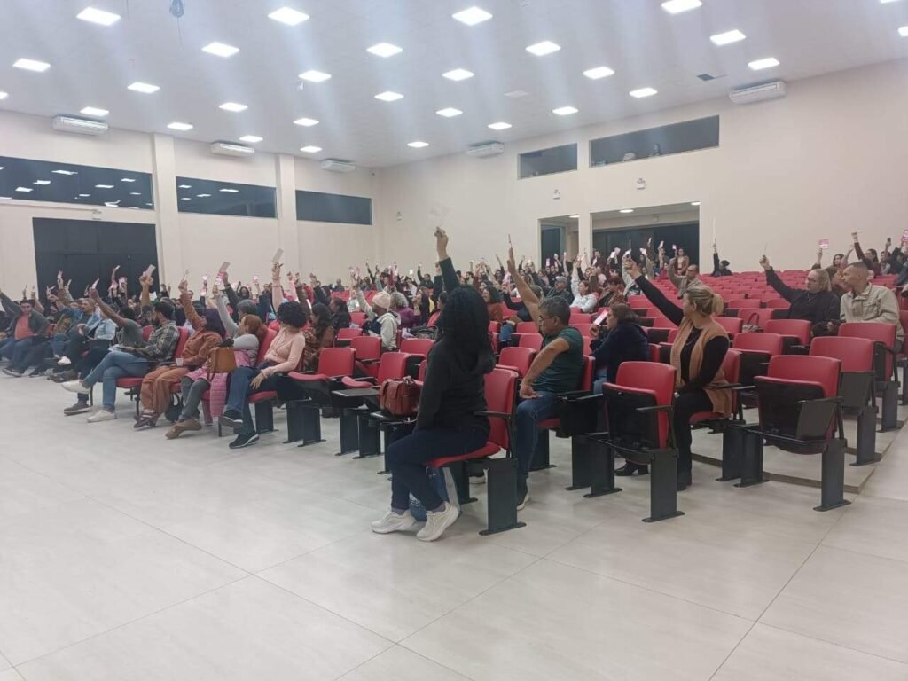 Ajuste salarial de 5,4% é aprovado por professores da Rede Municipal em assembleia