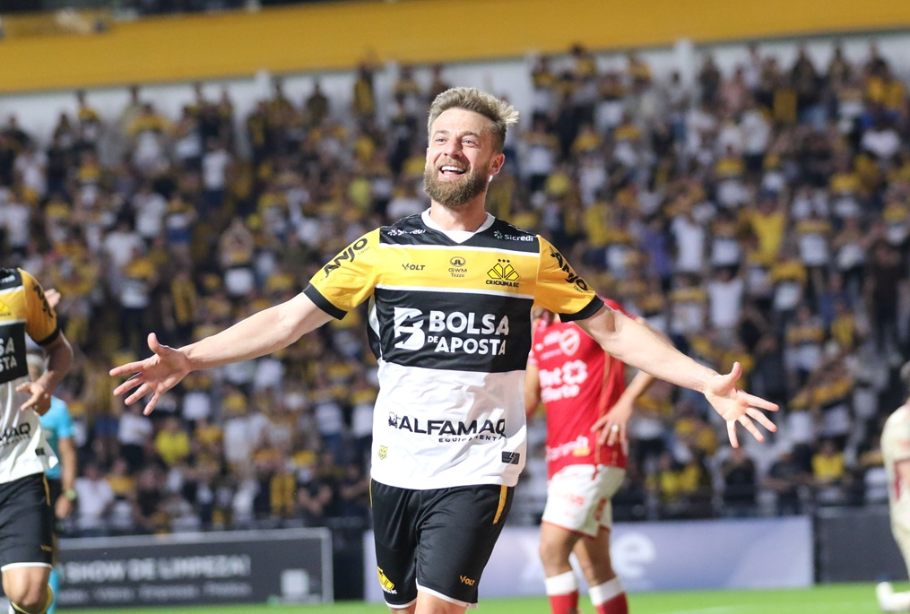 Criciúma vence Vila Nova e se mantém na liderança da Série B; Goiás também brilha