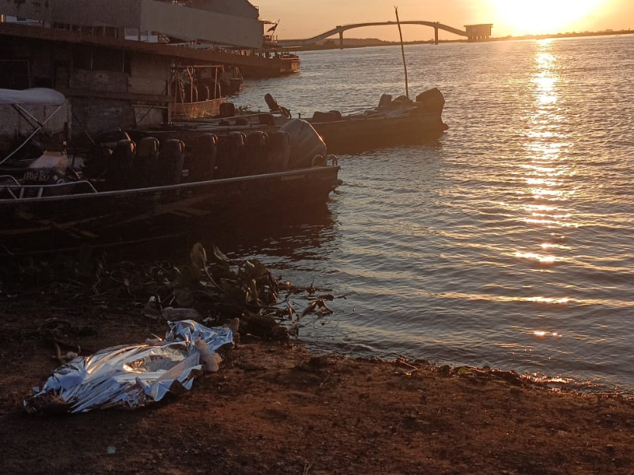 Jovem colombiano morre afogado ao tentar pular entre barcos em Corumbá