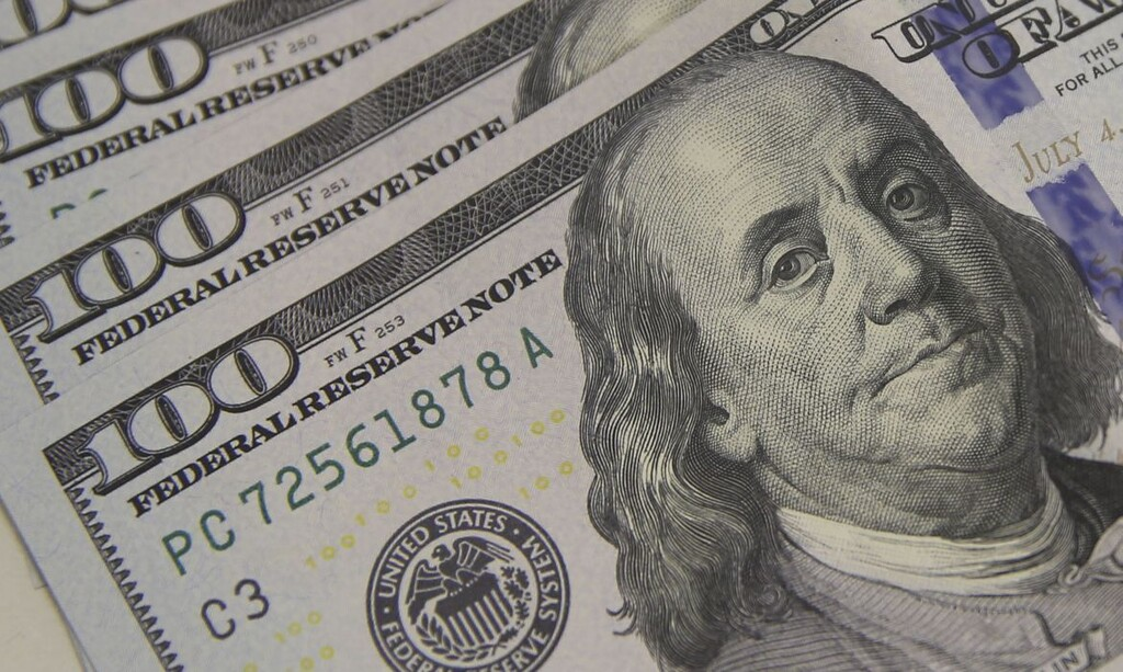 Dólar encerra a segunda-feira em baixa, cotado a R$ 5,08