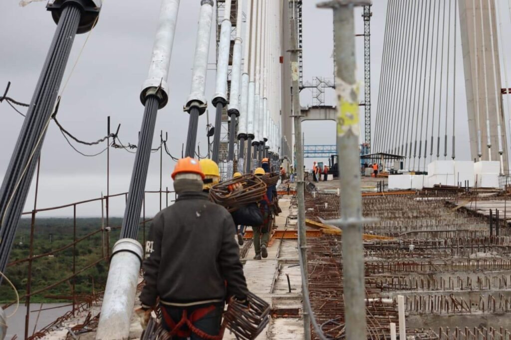 Construção da Ponte Bioceânica avança com dedicação de operários longe de casa