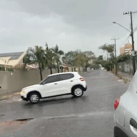 Buracos em cruzamento causam danos a nove veículos no Bairro Monte Castelo