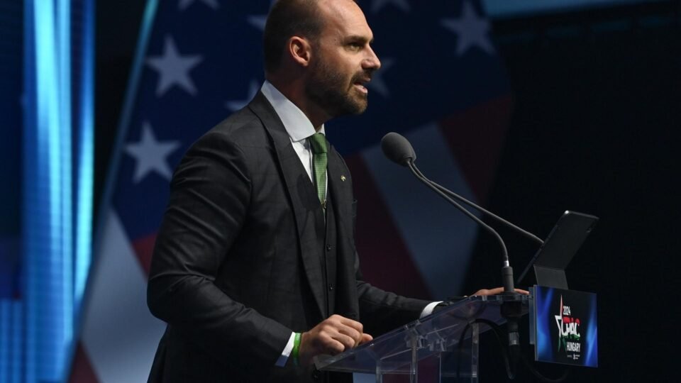 Eduardo Bolsonaro obtém residência permanente nos EUA
