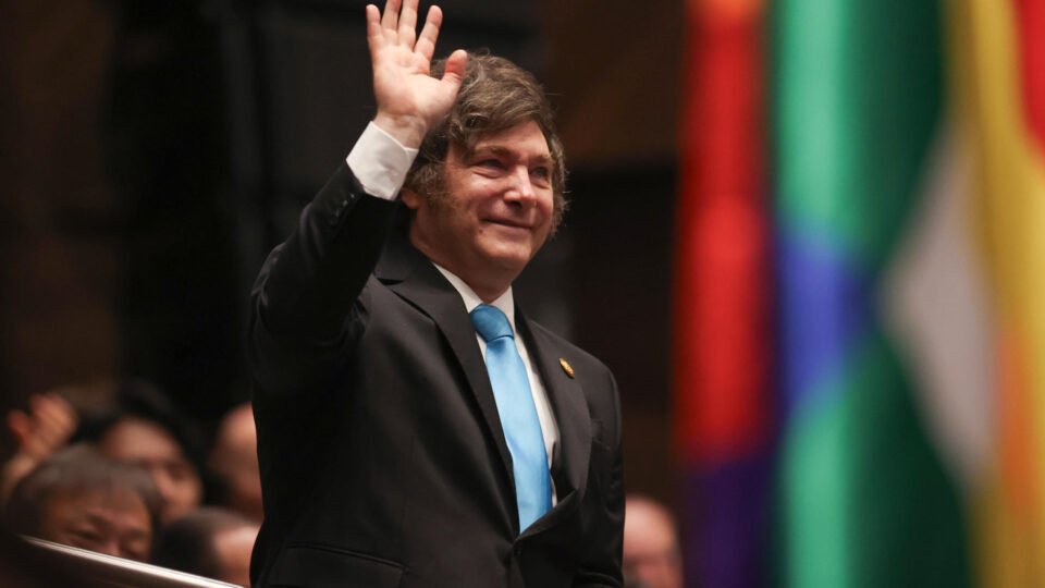 Javier Milei visita Brasil para apoiar Flávio Bolsonaro e fortalecer a direita regional