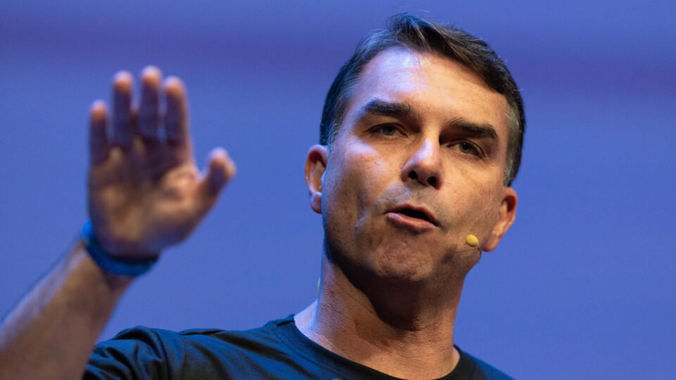 Flávio Bolsonaro critica tarifas e propõe diálogo com os EUA