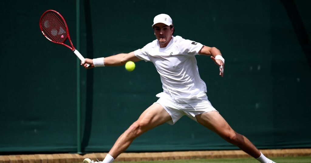 João Fonseca avança à terceira rodada de Wimbledon e repete desempenho histórico