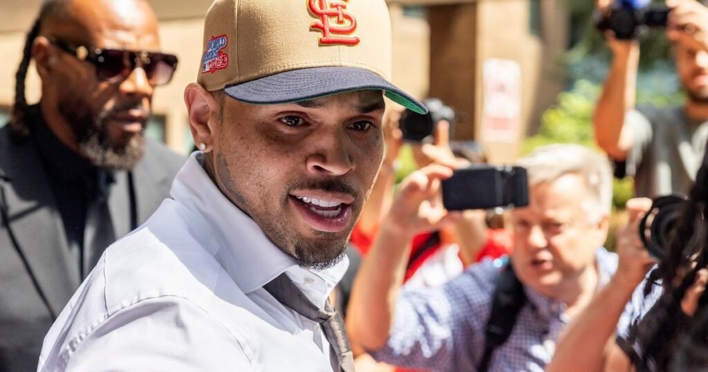 Chris Brown admite culpa por agressão em boate de Londres