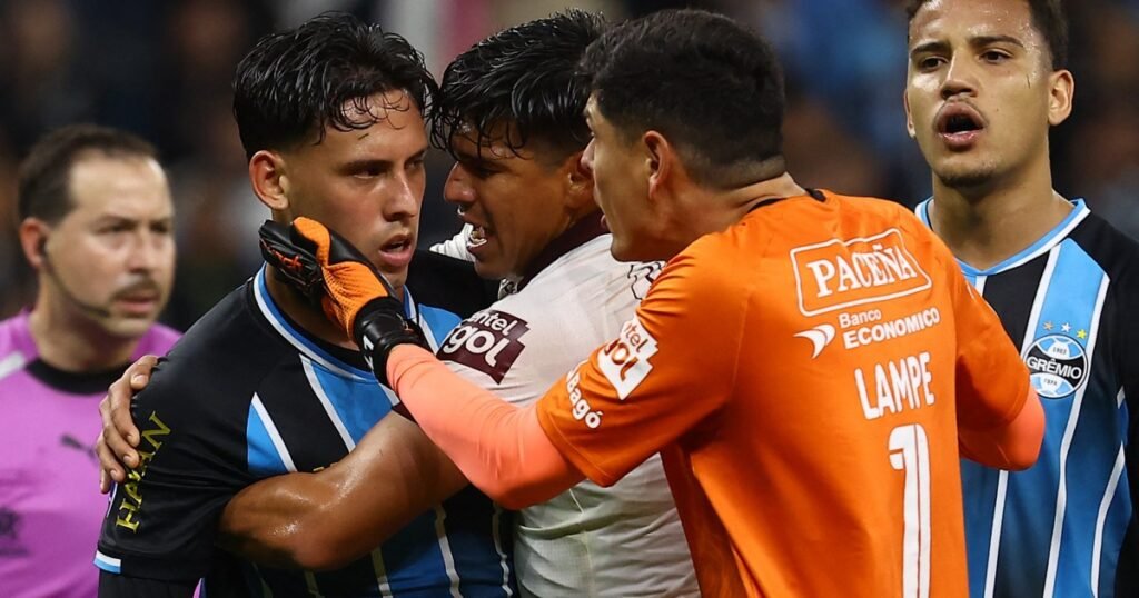 Grêmio é eliminado pelo Bolívar e enfrenta crise na Copa Sul-Americana