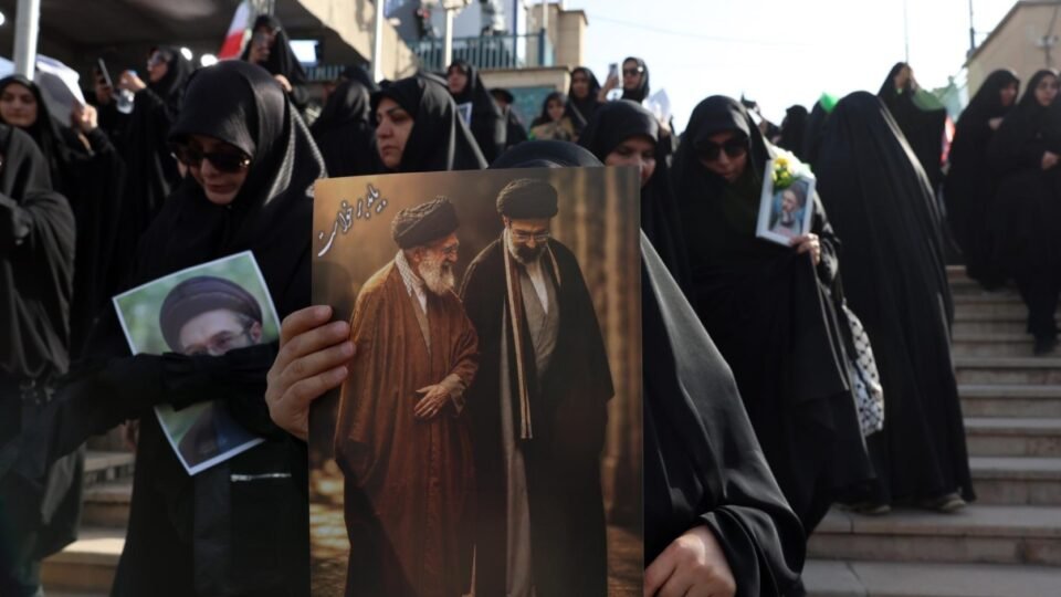 Teerã sedia Funeral de Ali Khamenei com protestos contra Donald Trump