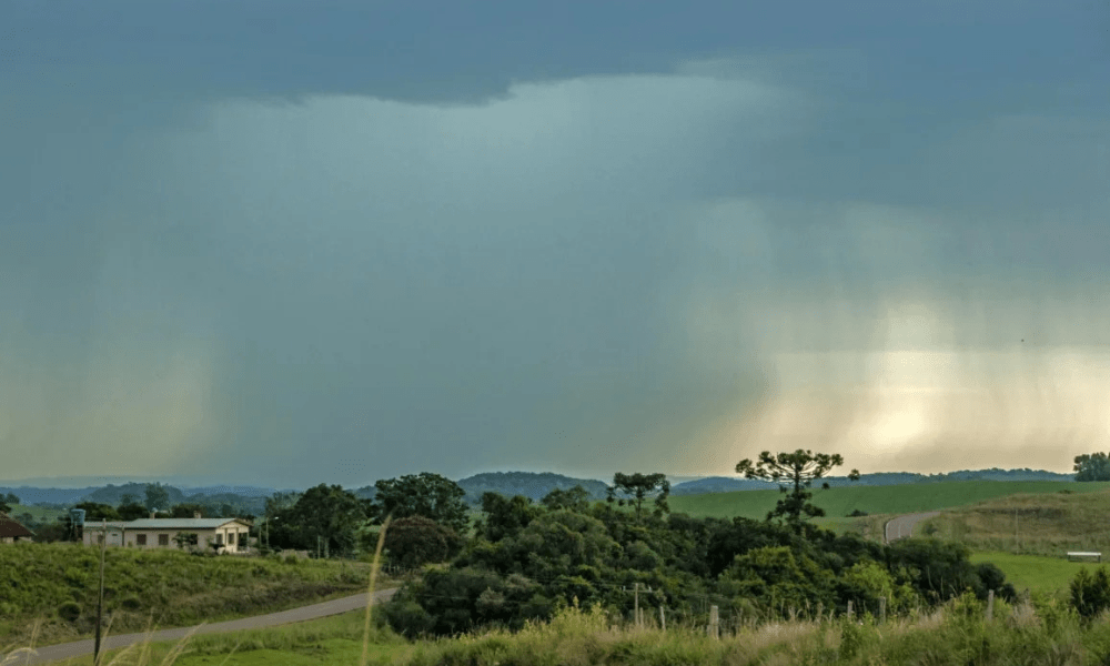 Tempestades atingem mais de 20 cidades no Rio Grande do Sul e deixam 10 desalojados