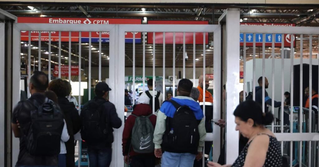Trens de São Paulo começam a voltar ao funcionamento normal após falhas