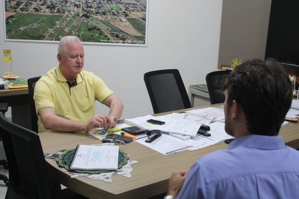 Prefeito de Juti recebe presidente da Assomasul em visita institucional