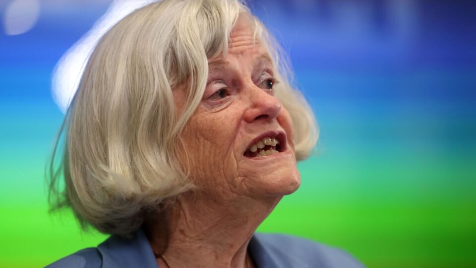 Ex-Deputada britânica Ann Widdecombe é encontrada morta em sua residência