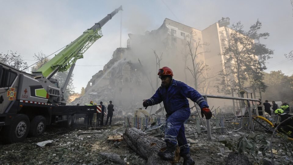 Ataque russo em Kiev deixa 17 mortos e provoca ferimentos em 70 pessoas