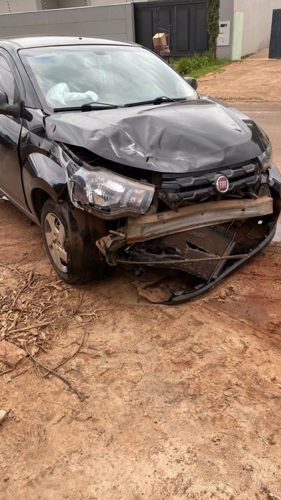 Adolescente de 14 anos fica ferida em acidente entre carro e moto em Amambai