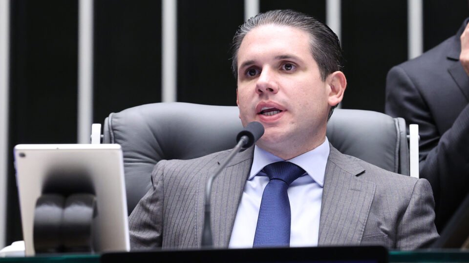 Hugo Motta propõe uso da Lei da Reciprocidade em resposta a tarifas dos EUA
