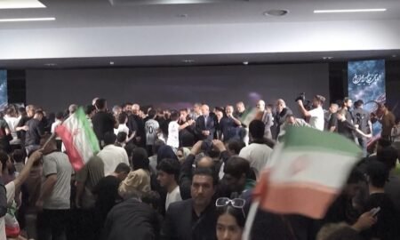 Jogadores da seleção iraniana são recepcionados com festa ao retornarem a Teerã