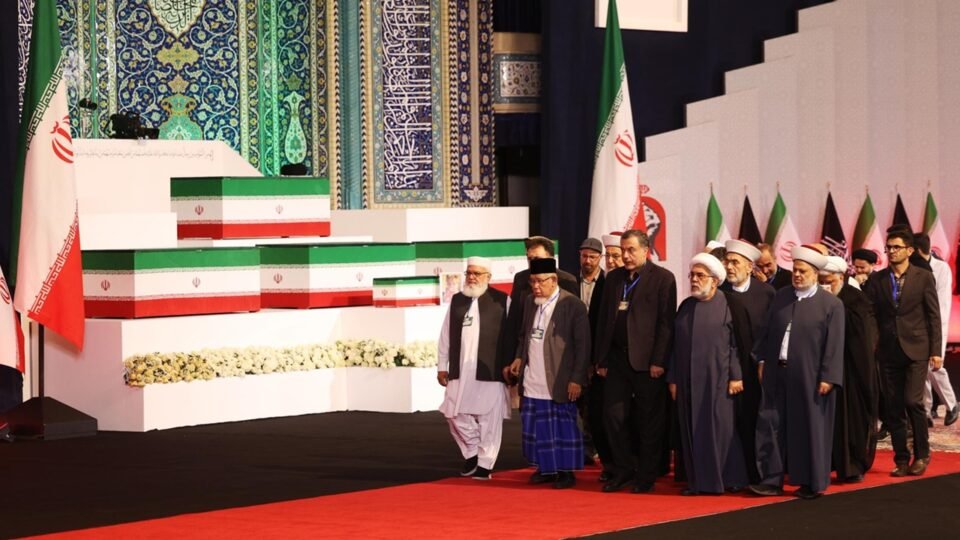 Funeral de Ali Khamenei é iniciado no Irã após quatro meses de sua morte