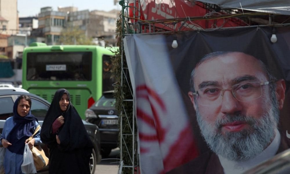 Irã promete vingança após morte de Ali Khamenei, afirma novo líder supremo