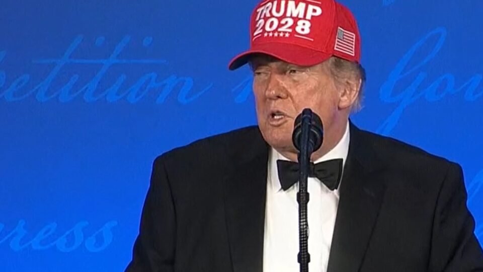 Donald Trump se apresenta como candidato a 2028 em jantar com jornalistas