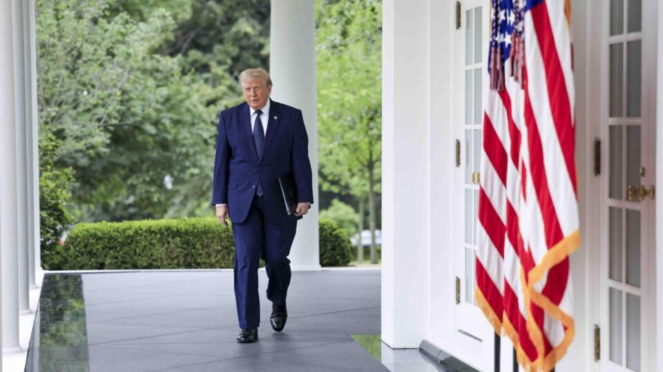 Donald Trump anuncia tarifa sobre segurança no ESTREITO de ORMUZ