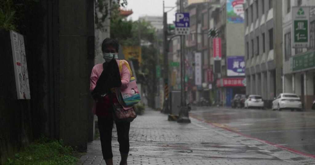 Tufão Bavi chega à costa da China após evacuação em massa