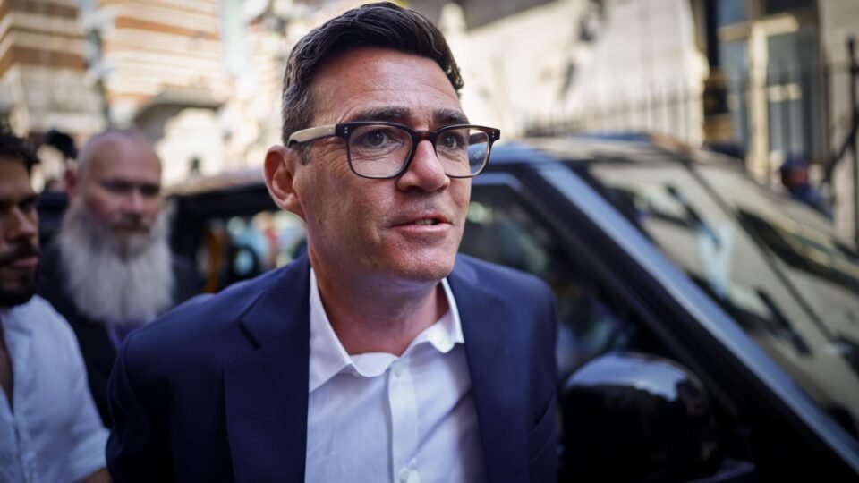 Andy Burnham assume liderança do Partido Trabalhista e se prepara para ser primeiro-ministro