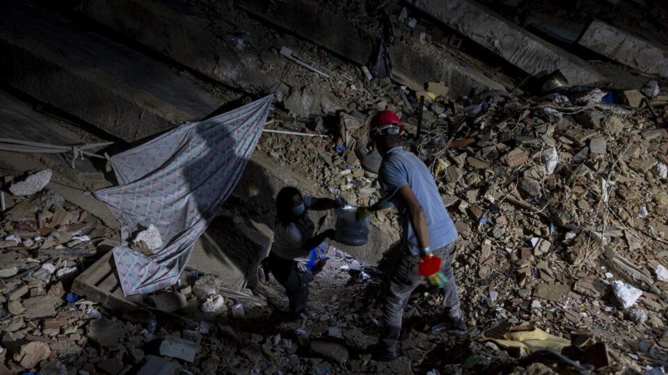 Caos persiste na Venezuela um mês após terremotos devastadores