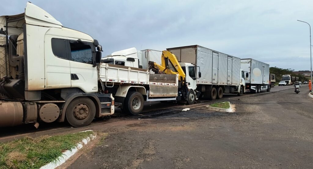 Colisão entre quatro veículos deixa cinco feridos na BR-376 em Ivinhema