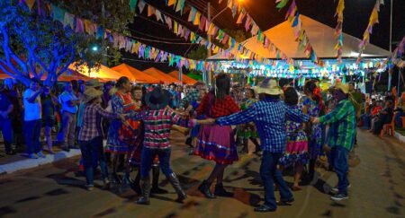 Festa Arraiá do Conviver atrai público em Batayporã com música e alegria