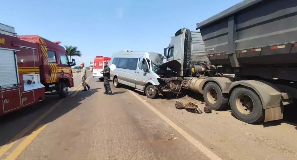 Acidente entre van e carreta deixa nove feridos em rodovia de MS