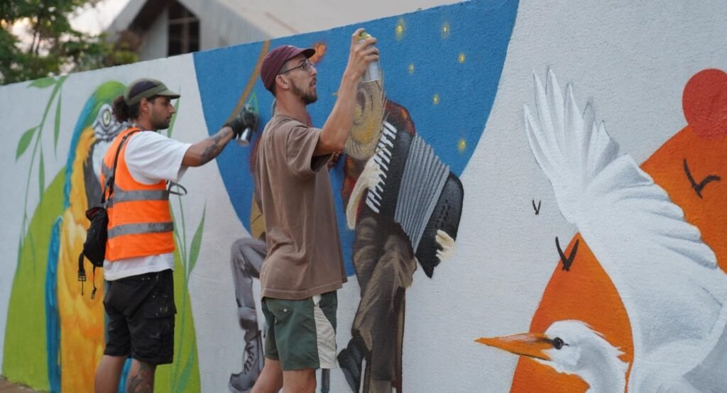 Muro de escola em Batayporã ganha nova vida com grafite artístico
