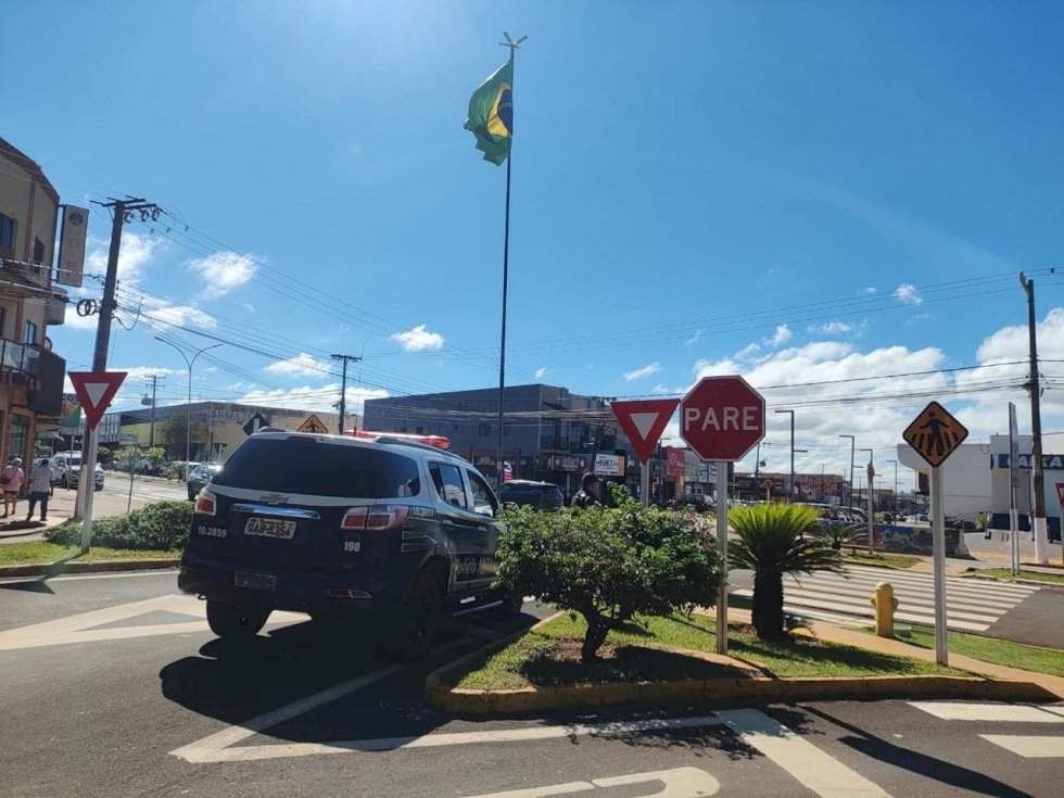 Mulher é detida após ameaçar policiais com faca durante ação judicial em Ivinhema