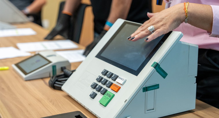 Ação do TRE-MS destaca segurança das urnas eletrônicas na Feira Central