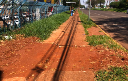 Calçada na Avenida Gunter Hans permanece danificada e prejudica cadeirantes