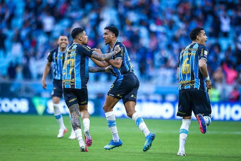 Grêmio conquista vitória sobre São Paulo e deixa a zona de rebaixamento do Brasileirão