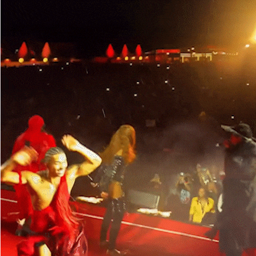 Anitta se emociona em show ao cantar com Bro MC’s pela primeira vez