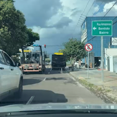 Caminhão e materiais obstruem trânsito em Campo Grande