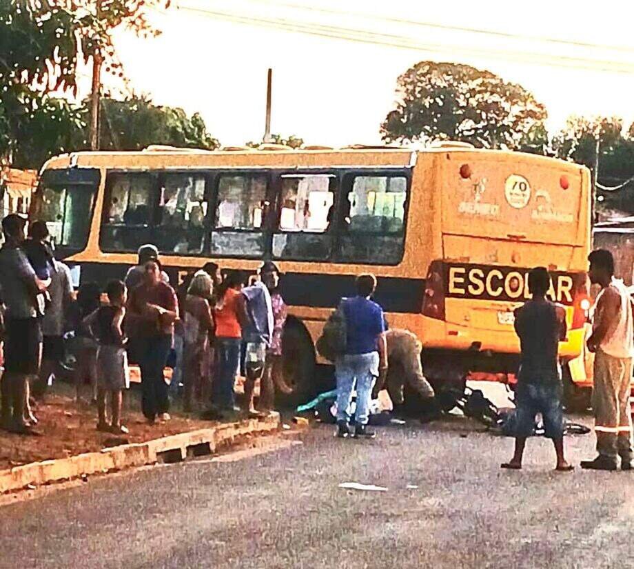 Acidente com ônibus escolar resulta em morte de homem em Anastácio