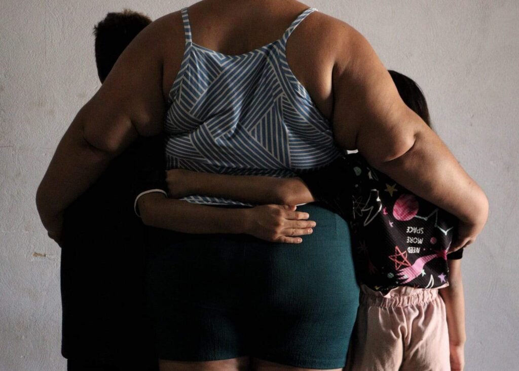 Mãe relata tentativa de sequestro dos filhos em frente a unidade de saúde