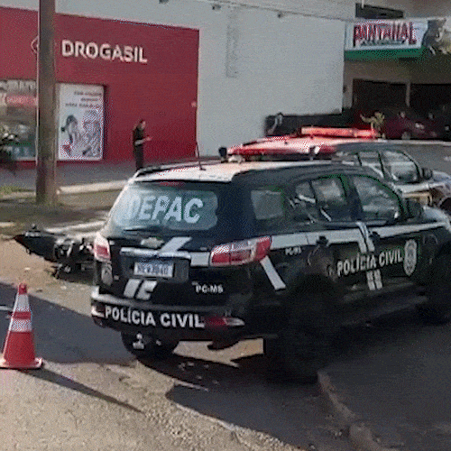 Acidente entre motocicleta e viatura policial causa lentidão no trânsito