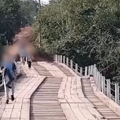 Crianças enfrentam riscos ao atravessar ponte interditada para chegar à escola