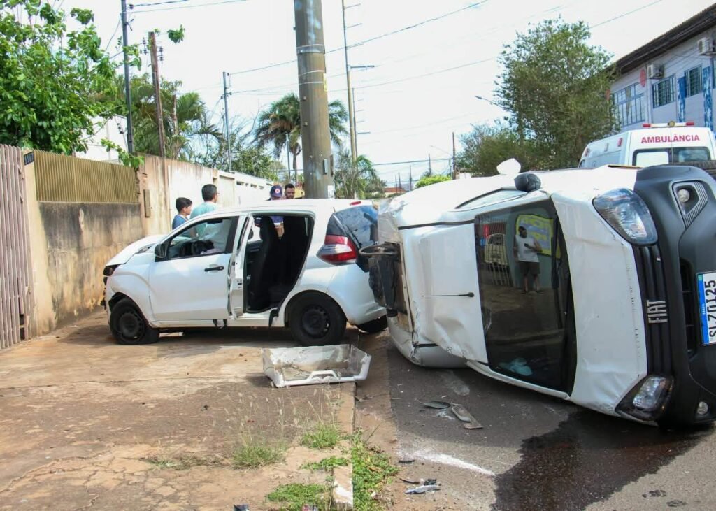 Falta de sinalização provoca capotagem de veículo em cruzamento na Vila Nasser
