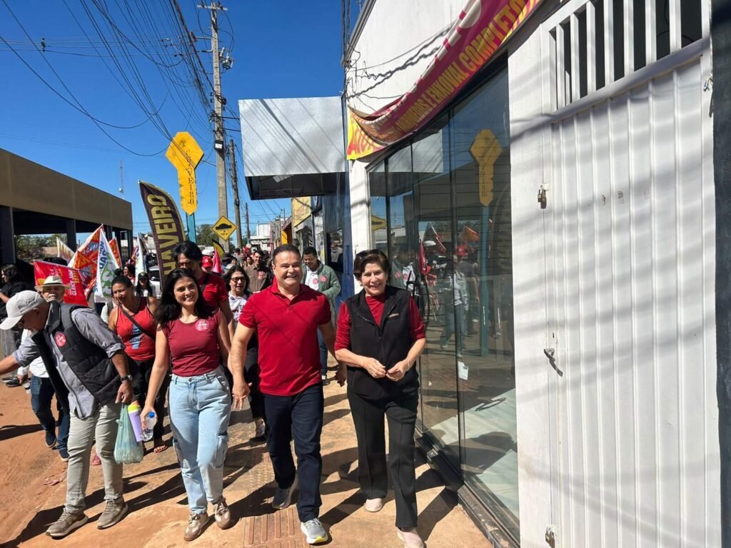 Fábio Trad apresenta propostas para o comércio durante caminhada no Bairro Noroeste
