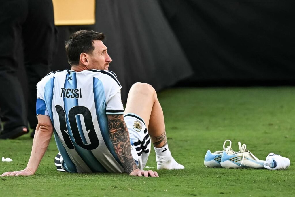 Lionel Messi expressa incertezas sobre carreira após perda do pai