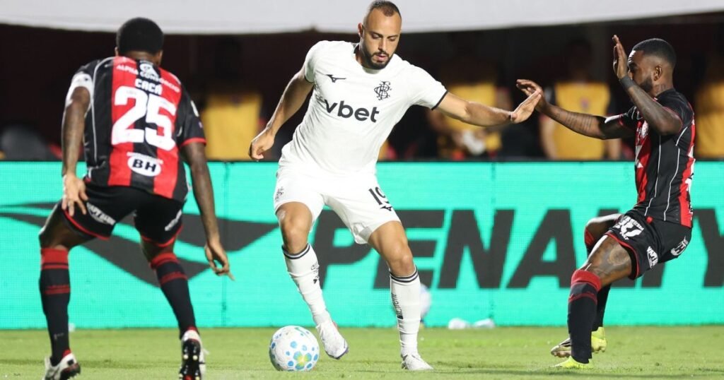 Arthur Cabral se torna o primeiro expulso pela Lei Vini Jr no Brasileirão