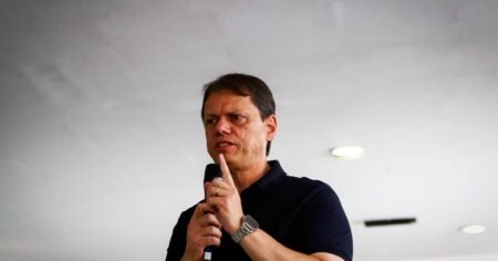 Campanha de Tarcísio de Freitas busca humanizar discurso para reeleição