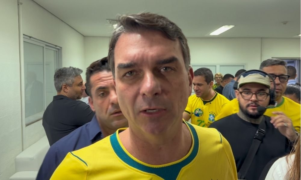 Flávio Bolsonaro relata tentativa de filiação ao PT e critica manobra política