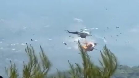 Colisão de helicópteros em combate a incêndios na Grécia deixa quatro tripulantes envolvidos